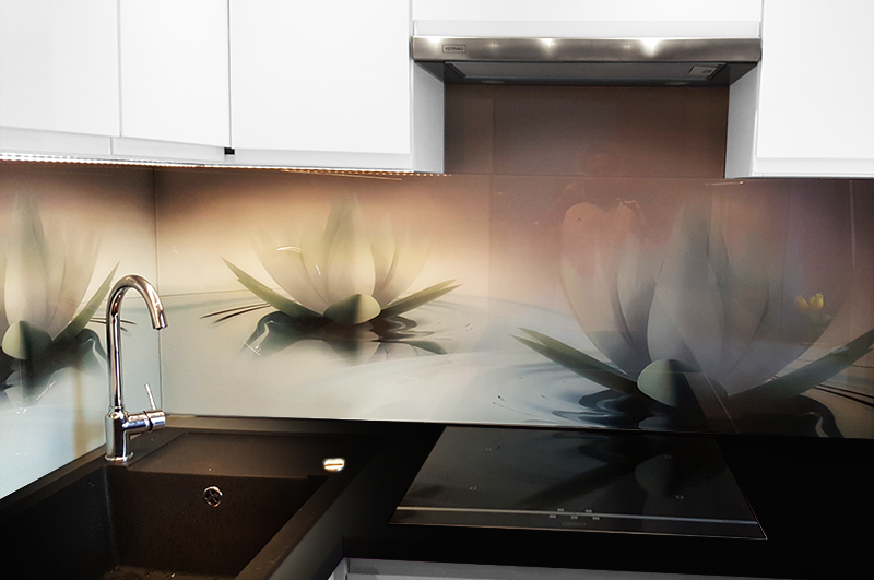 panel do kuchni szklany lilie
